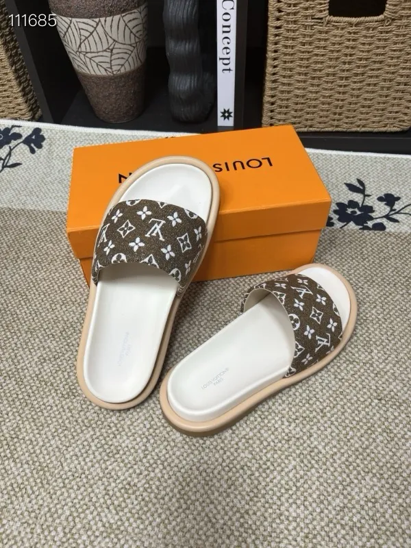P320💰[New model] Long-term availability, 2025 new model, couple model [LOUlS VUlTTON] comes with drawer box, bag, card, invoice "Louis Vuitton ~ unique modern sandals. 》LV counter purchasing 🏃Men's and women's casual slippers, sold at the same time at the counter, the original old flower material upper is soft and comfortable, (refuses to discolor and rub the feet) sole: original factory special combination original sole, code number: 35--46 4 multiple colors 🉑️ to choose from